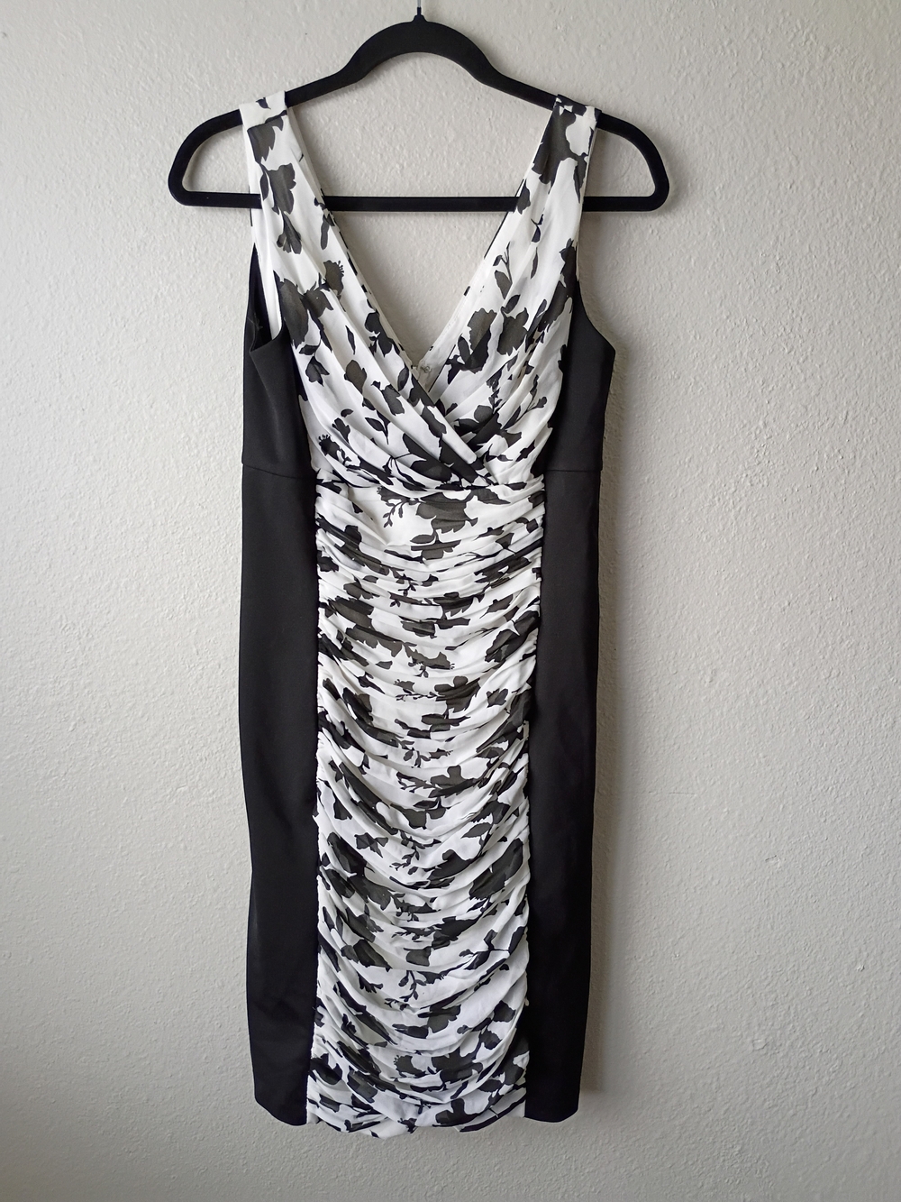 White House Black Market Black & White Ruched V-Neck Sheath Dress Size 8